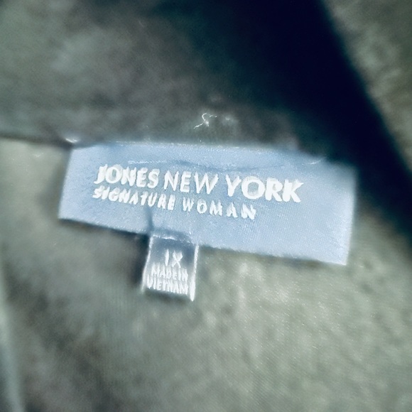 NWT Jones New York Signature Woman Velvet Jacket - Picture 5 of 5